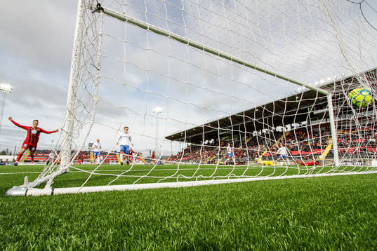 Östersunds Hosam Aiesh (ej bild) gör 2-1 Jamie Hopcutt