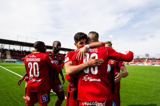 Östersunds Rewan Amin kramar om Dino Islamovic