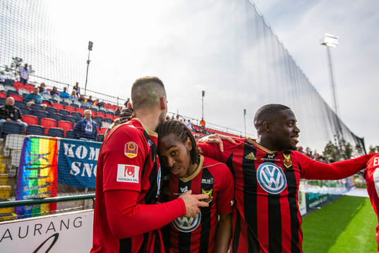 Östersunds Francis Jon-Baptiste (mitten)  jublar med Dino