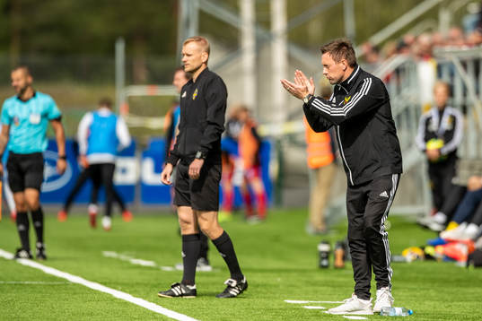 Östersunds tränare Ian Burchnall klappar händerna