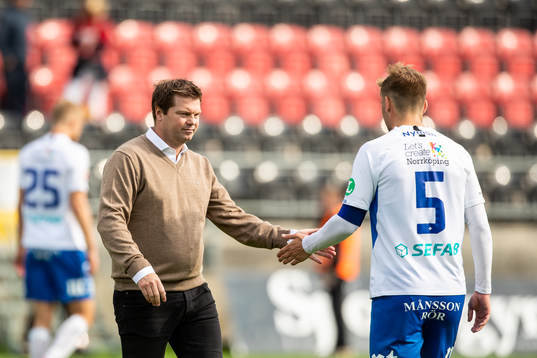 IFK Norrköpings tränare Jens Gustafsson klappar om