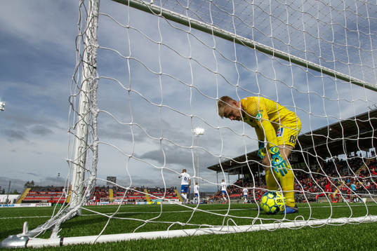 IFK Norrköpings målvakt Isak Pettersson deppar när han