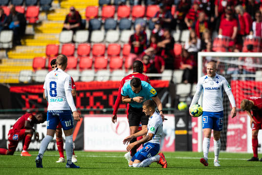 huvuddomare Bojan Pandzic i samtal med IFK Norrköpings