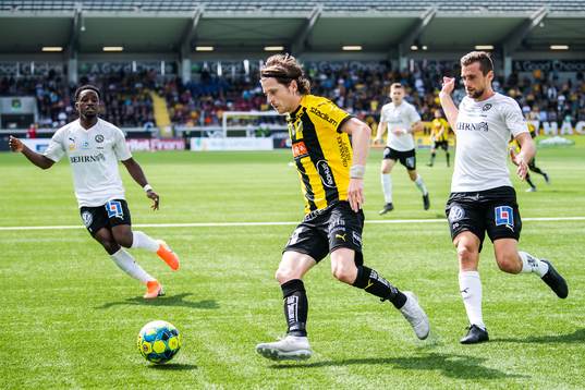 Häckens Erik Friberg och Örebros Filip Rogic