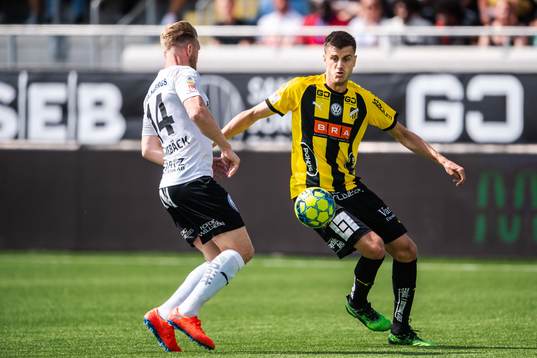 Örebros Michael Almebäck och Häckens Daleho Irandust