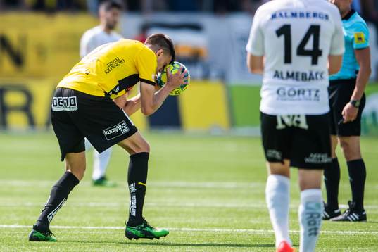 Häckens Alexander Jeremejeff reagerar mot ett domslut