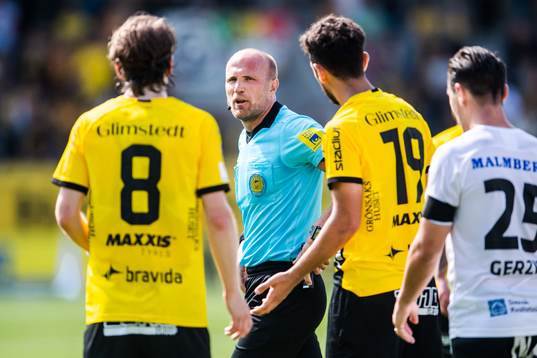 Häckens spelare i samtal med domare Patrik Eriksson