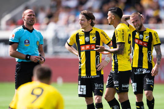 Domare Patrik Eriksson i diskussion med Häckens Erik