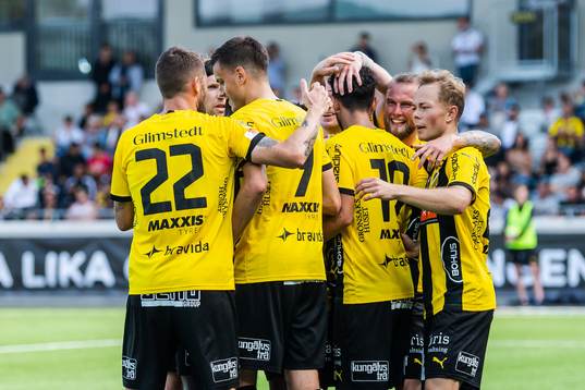 Häckens Alexander Jeremejeff jublar med lagkamrater