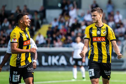 Häckens  Ahmed Yasin och Alexander Jeremejeff jublar
