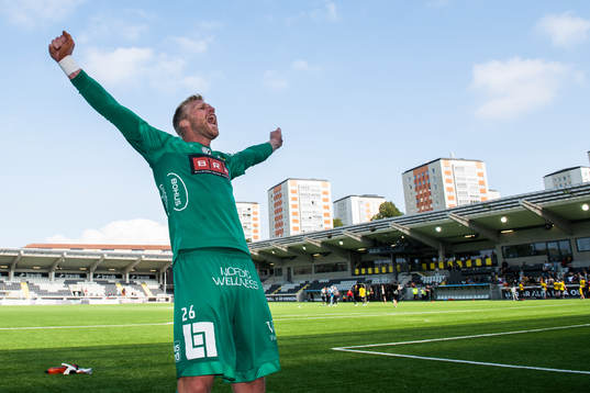 Häckens målvakt Peter Abrahamsson jublar med fansen