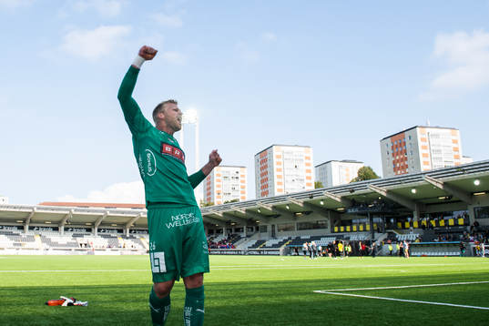 Häckens målvakt Peter Abrahamsson jublar med fansen