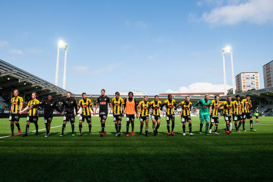 Häckens spelare jublar med fansen