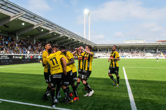 Häckens spelare jublar med Daleho Irandust