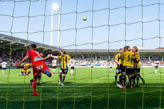 Örebros målvakt Oscar Jansson deppar medan Häckens