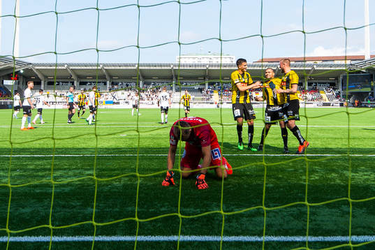 Örebros målvakt Oscar Jansson deppar medan Häckens