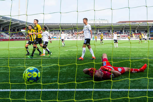 Häckens Alexander Jeremejeff jublar