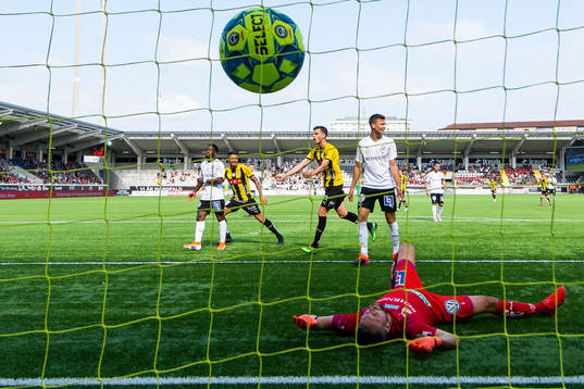 Häckens Alexander Jeremejeff jublar