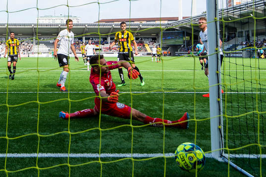 Häckens Alexander Jeremejeff gör 2-0 bakom Örebros
