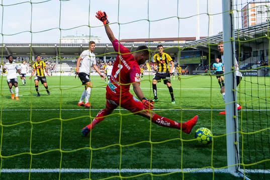 Häckens Alexander Jeremejeff gör 2-0 bakom Örebros