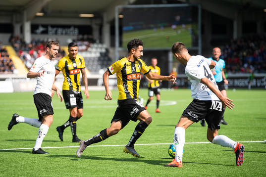 Häckens Alexander Jeremejeff driver bollen i läget när