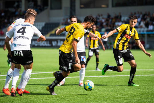 Häckens Alexander Jeremejeff driver bollen i läget när