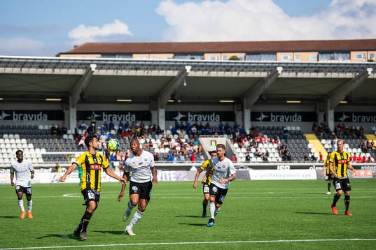 Häckens Daleho Irandust och Örebros Carlos Strandberg