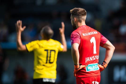 Örebros målvakt Oscar Jansson deppar