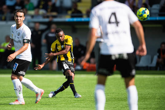 Häckens Nasiru Mohammed skjuter