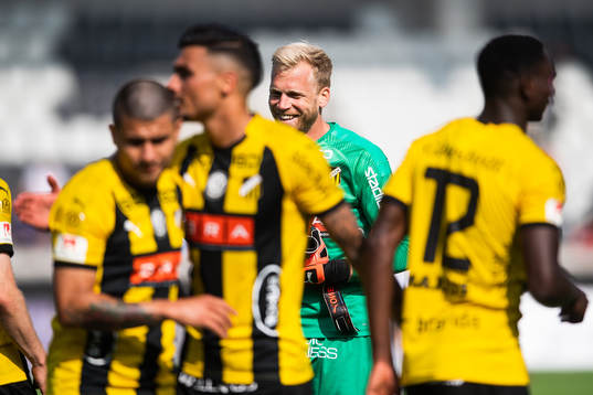Häckens målvakt Peter Abrahamsson jublar