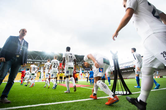 Spelarna går in på planen