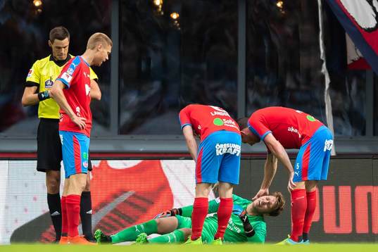 Helsingborgs målvakt Kalle Joelsson har ont