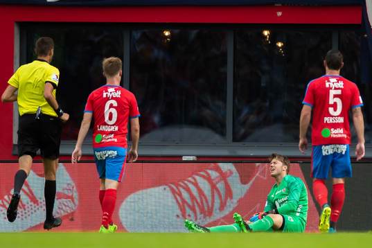 Helsingborgs målvakt Kalle Joelsson har ont