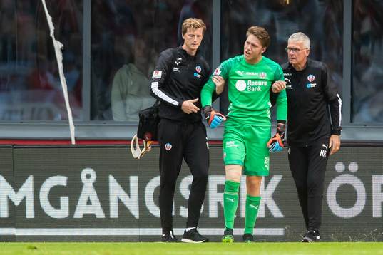Helsingborgs målvakt Kalle Joelsson får hjälp av planen