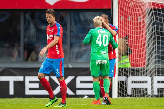 Helsingborgs Andreas Granqvist instruerar målvakt Ian
