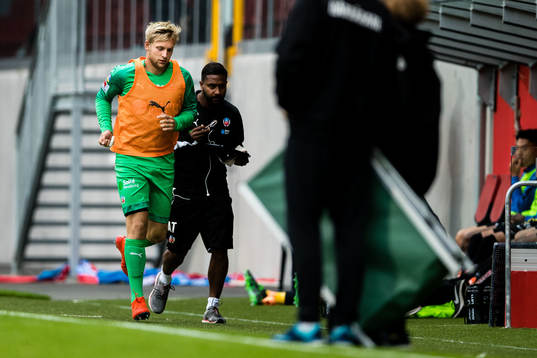 Helsingborgs målvakt Ian Pettersson värmer upp