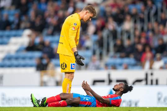Sirius målvakt Lukas Jonsson i diskussion med Helsingborgs