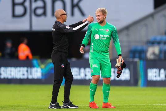 Helsingborgs tränare Henrik Larsson kramar om målvakt Ian