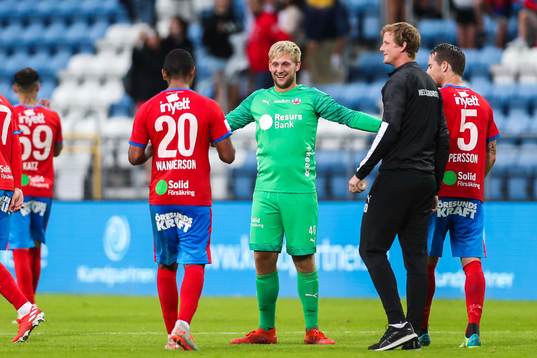 Helsingborgs målvakt Ian Pettersson jublar med lagkamrater
