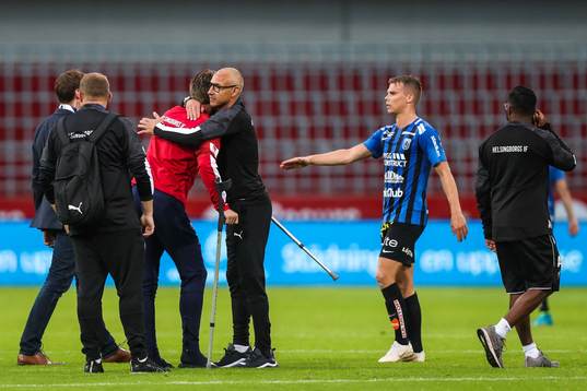 Helsingborgs målvakt Kalle Joelsson kramas om av tränare
