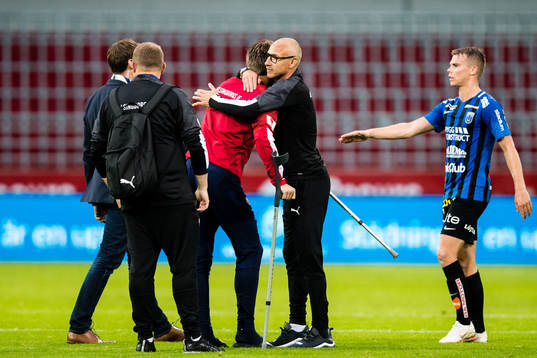 Helsingborgs målvakt Kalle Joelsson blir omkramad av