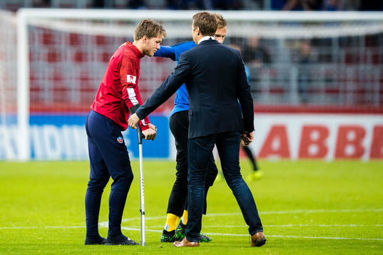 Helsingborgs målvakt Kalle Joelsson på kryckor