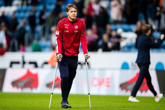 Helsingborgs målvakt Kalle Joelsson på kryckor