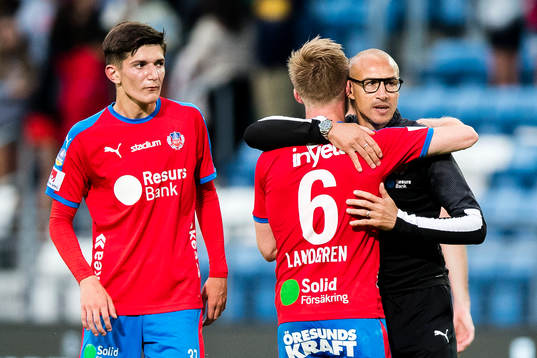 Helsingborgs tränare Henrik Larsson kramar om Andreas