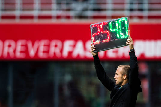 Fjärdedomare Kaspar Sjöberg håller upp skylt vid byte