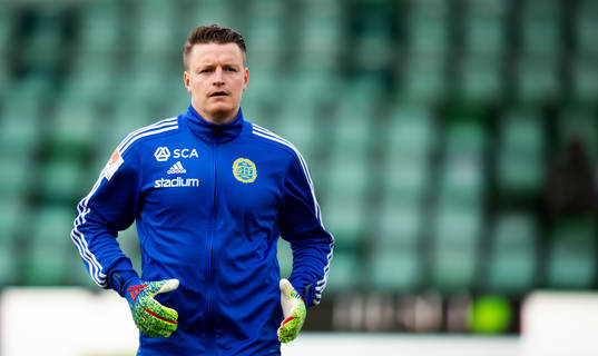 Sundsvalls målvakt Lloyd Saxton värmer upp innan