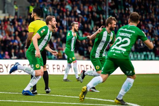 Hammarbys Darijan Bojanic jublar med lagkamrater
