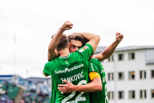 Hammarbys Alexander Kacaniklic jublar med Muamer Tankovic