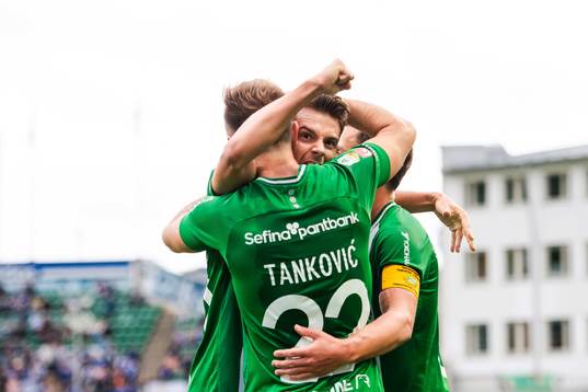 Hammarbys Alexander Kacaniklic jublar med Muamer Tankovic