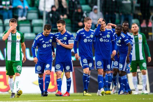 Sundsvalls Tobias Eriksson jublar med lagkamrater
